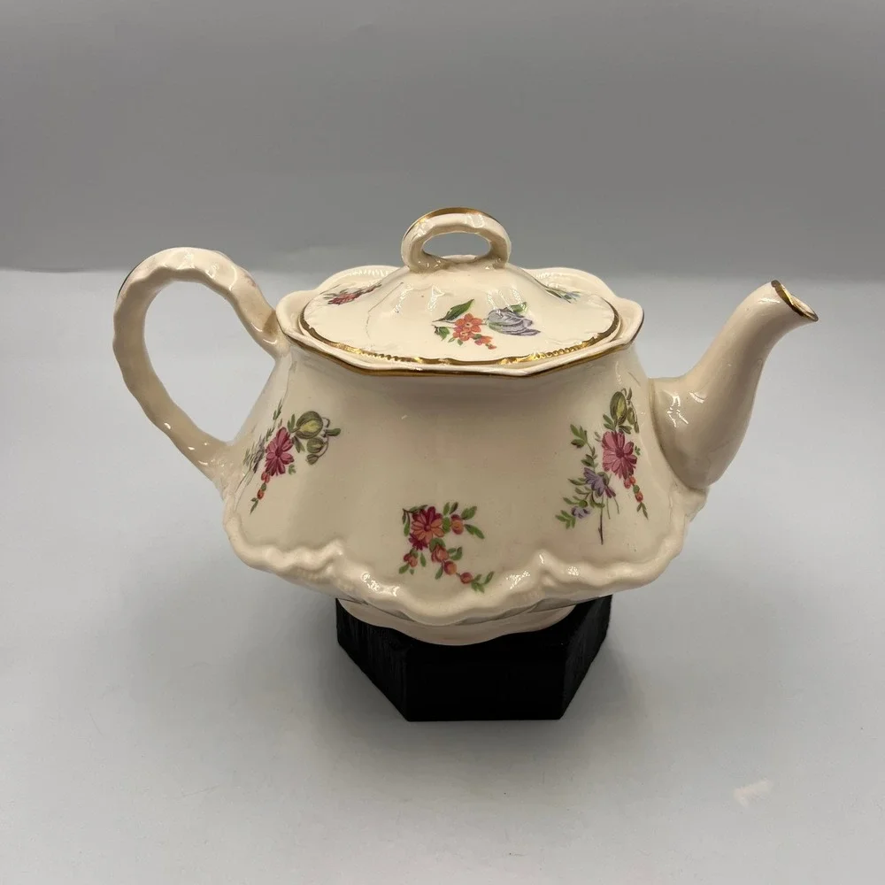 Hutschenreuther Selb Bavaria Priscilla Teapot German Porcelain Floral Gold Trim
